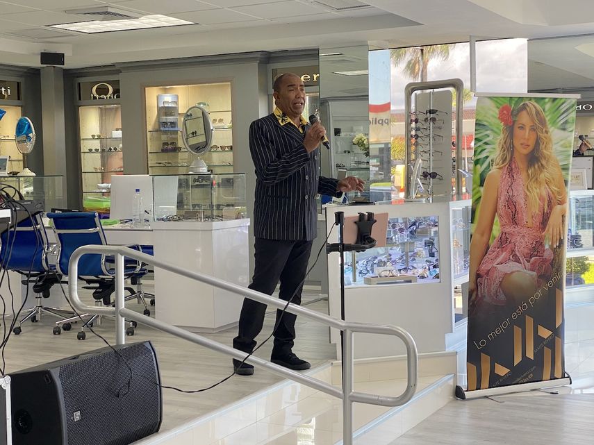 El cantante José Patricio interpreta un tema musical durante un evento de ayuda para pequeños de Miami, en la óptica Oberti Luxury Eyewear.