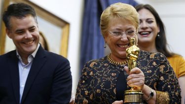 La presidenta recibió a todo el equipo de la película chilena, al que felicitó efusivamente por la obtención del galardón cinematográfico.&nbsp;
