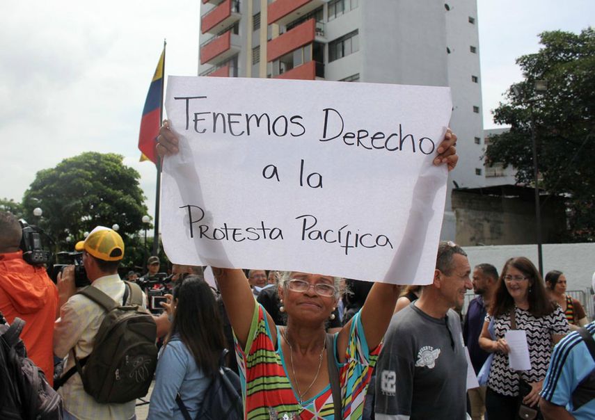 Los opositores acudieron al Supremo para ver, según dijeron, si éste reacciona y decide dejar de ser, a su juicio, un ministerio del Gobierno