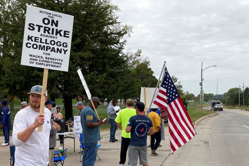 Trabajadores en huelga de una planta de cereal de Kellogg en Omaha, Nebraska.&nbsp;