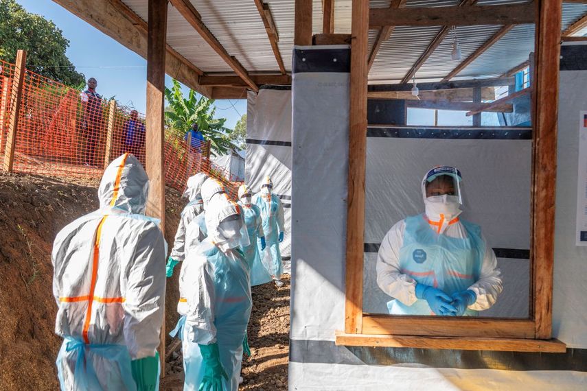 Trabajadores de la salud permanecen en un nuevo centro de tratamiento para el ébola durante una visita de Tedros Adhanom Ghebreyesus, director general de la Organización Mundial de la Salud (OMS), en Bunia, en el noreste de la República Democrática del Congo, el 31 de mayo de 2026. &nbsp;