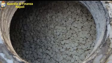 En esta imagen, tomada de un video, se muestran las pastillas de anfetaminas incautadas en el puerto de Salerno, en el sur de Italia, el 1 de julio de 2020.