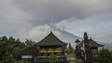 El volcán Agung se muestra en actividad este lunes, por lo que las autoridades están en alerta.&nbsp;
