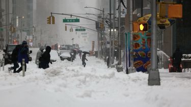 Gente cruzando la Sexta Avenida bajo la nieve en Nueva York el 25 de enero de 2026..
