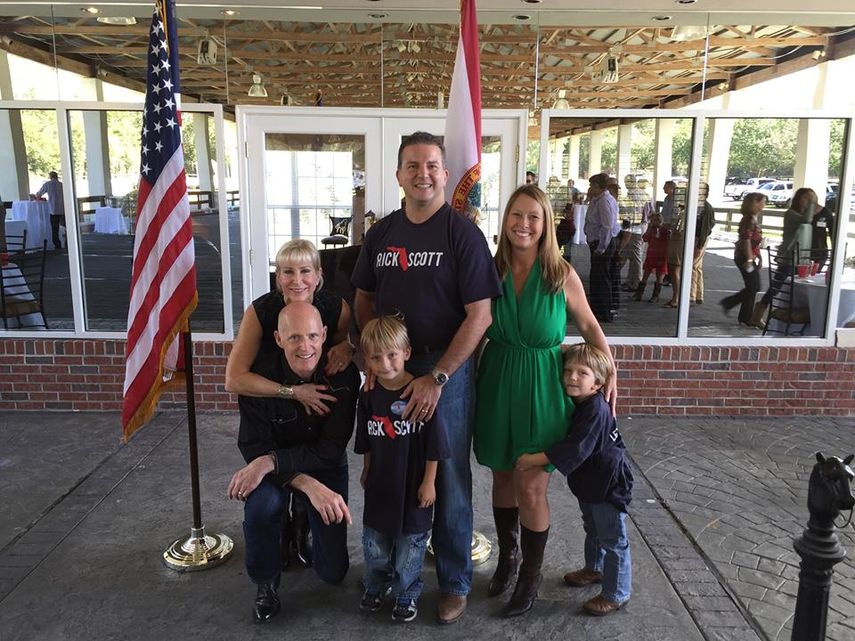 De izq. a derecha, entre otros: el exgobernador Rick Scott y Jimmy Patronis, nombrado por Scott para ser el director de finanzas de Florida.