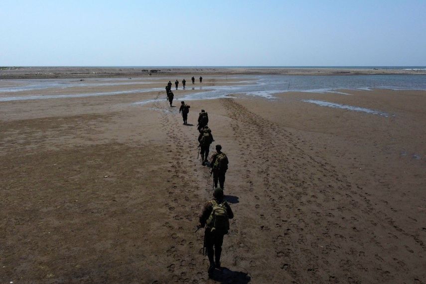 Vista aérea de soldados del Ejército de Guatemala patrullando la frontera entre Guatemala y México en las playas de Ocos como parte del plan Cinturón de Fuego en San Marcos, Guatemala, el 3 de marzo de 2025. Soldados guatemaltecos, respaldados por vehículos blindados, patrullaron el lunes tramos de la frontera con México cerca del Océano Pacífico, bajo un plan destinado a disuadir a los cárteles de la droga.&nbsp;