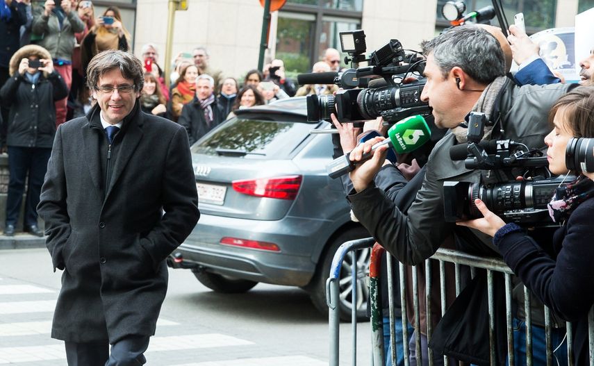 &nbsp;El expresidente de la Generalitat de Cataluña Carles Puigdemont llega al club de la prensa en Bruselas para comparecer ante los medios de comunicación, en Bruselas, Bélgica, hoy 31 de octubre de 2017.&nbsp;&nbsp;