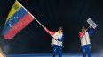 El abanderado de Venezuela en los Juegos Olímpicos de Invierno, Nicolas Claveau, durante la ceremonia de apertura del evento, el 6 de febrero de 2026.