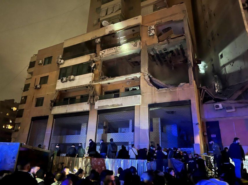 Varias personas afuera de un edificio tras una explosión en el sur de Beirut, Líbano, el martes 2 de enero de 2024.&nbsp;