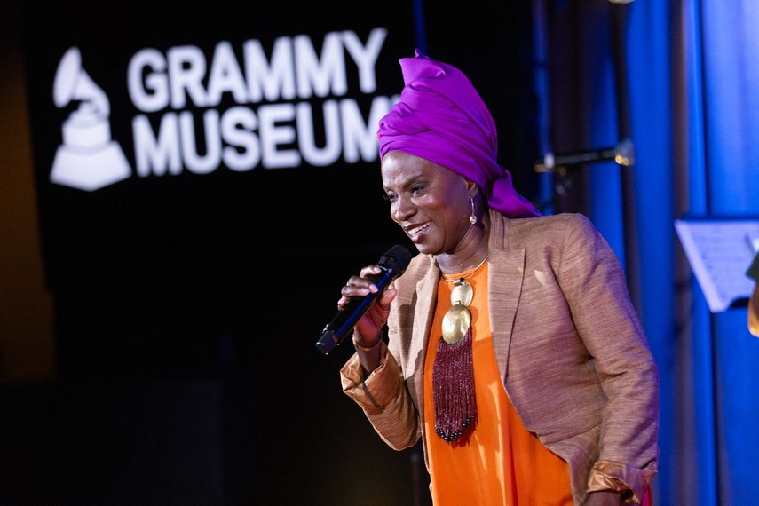 Angélique Kidjo actúa en el escenario durante An Evening With Angelique Kidjo en el Museo Grammy el 17 de agosto de 2026 en Los Ángeles, California.