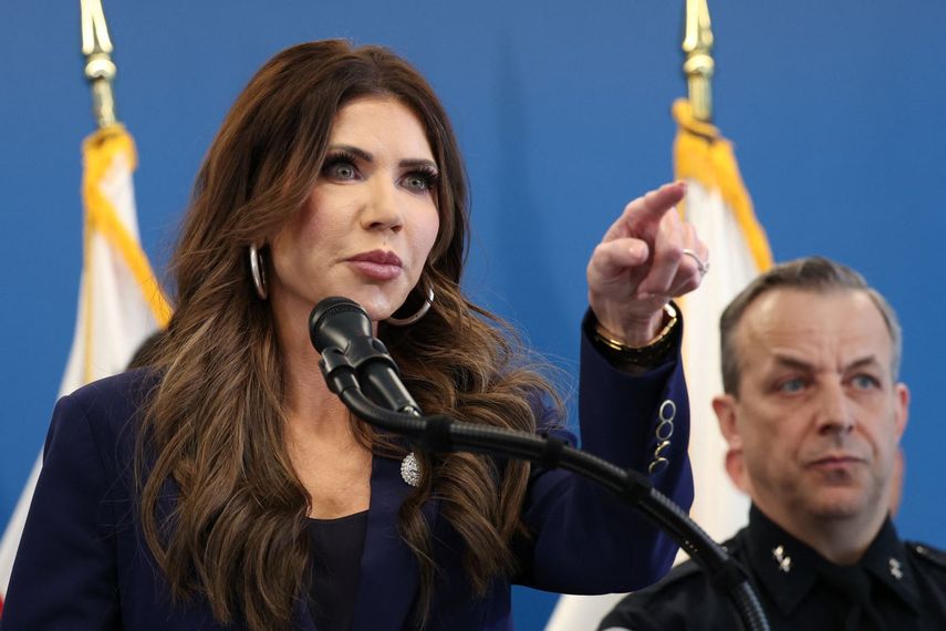Kristi Noem, secretaria del Departamento de Seguridad Nacional, durante una conferencia de prensa.