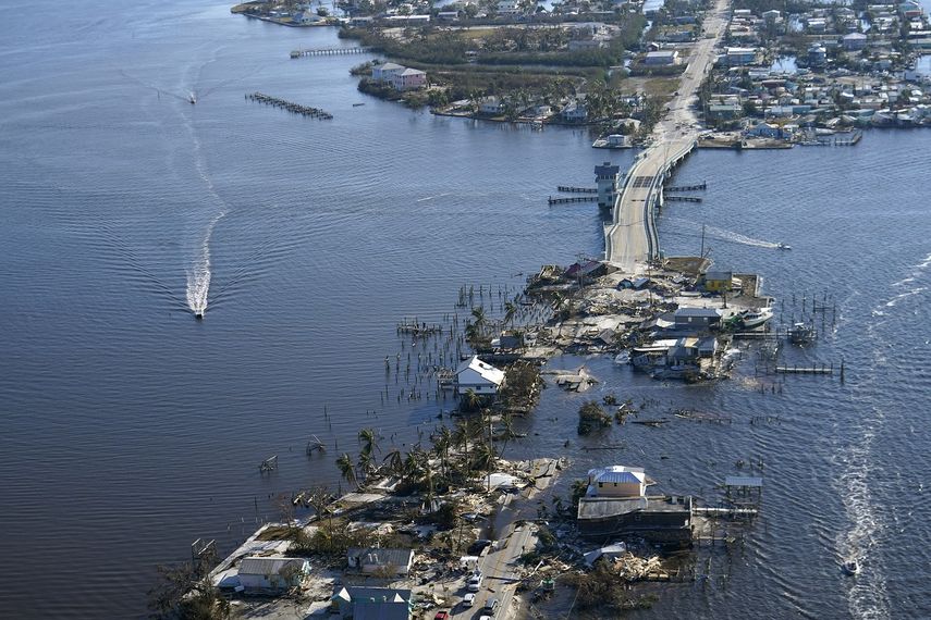 El puente que lleva de Fort Myers a Pine Island, Florida, se ve muy dañado tras el huracán Ian, el sábado 1 de octubre de 2022. Debido a los daños, la isla sólo es accesible por barco o por aire.&nbsp;