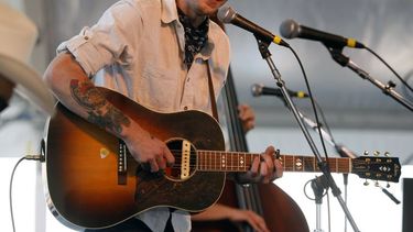 En esta foto del 31 de julio de 2011, el cantautor Justin Townes Earle act&uacute;a en el Newport Folk Festival en Newport, Rhode Island. Earle, un destacado cantautor de m&uacute;sica de ra&iacute;ces estadounidenses conocido por su estilo introspectivo y evocador, falleci&oacute;. Ten&iacute;a 38 a&ntilde;os.&nbsp;