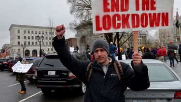 Cientos de personas en diferentes ciudades de Estados Unidos salieron a la calle para protestar contra las medidas de&nbsp;confinamiento