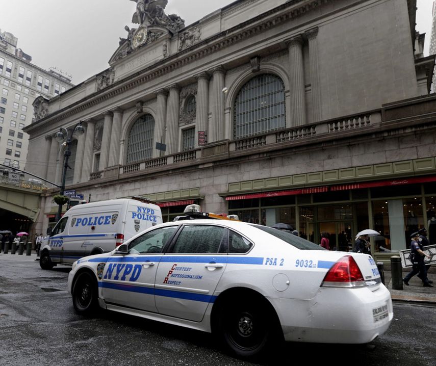 Según explicó, la Policía de Nueva York está en contacto con su enlace internacional en París, una de las ciudades donde el Departamento tiene presencia para trabajar en actividades antiterroristas, y con las autoridades locales para seguir de cerca la