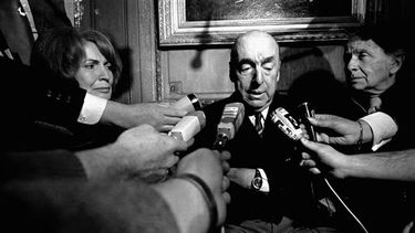 El poeta chileno Pablo Neruda, entonces embajador de Chile en Francia, conversa con periodistas en París, en esta foto tomada en octubre de 1971. (AP)