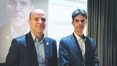 Luis Pereira y Ángel Ramos durante su charla sobre criptomonedas en el hotel Aloft en la ciudad Doral.