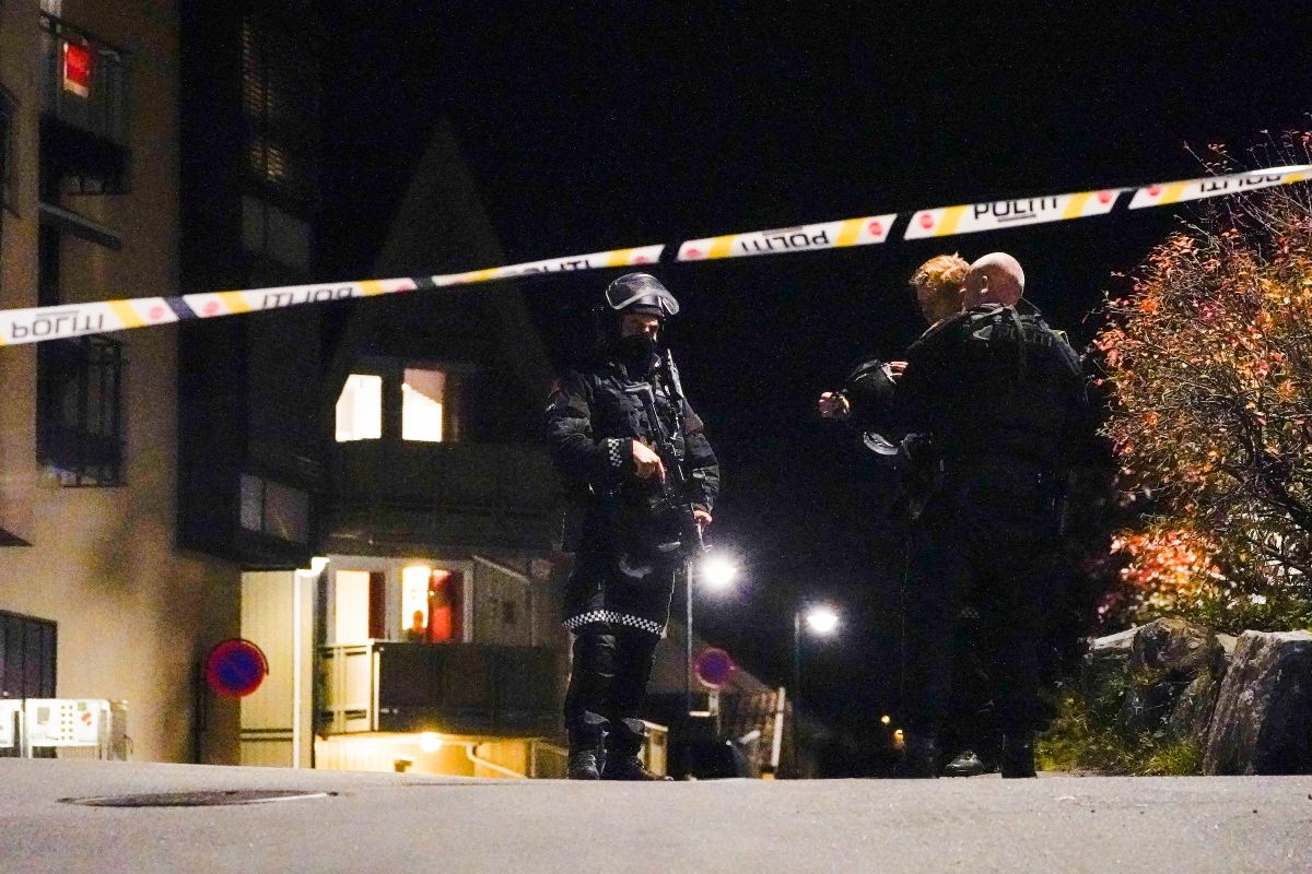 Los agentes de policía acordonan el lugar donde están investigando en Kongsberg, Noruega, después de que un hombre armado con un arco matara a varias personas antes de ser arrestado por la policía el 13 de octubre de 2021. Los agentes de policía acordonan el lugar donde están investigando en Kongsberg, Noruega, después de que un hombre armado con un arco matara a varias personas antes de ser arrestado por la policía el 13 de octubre de 2021.