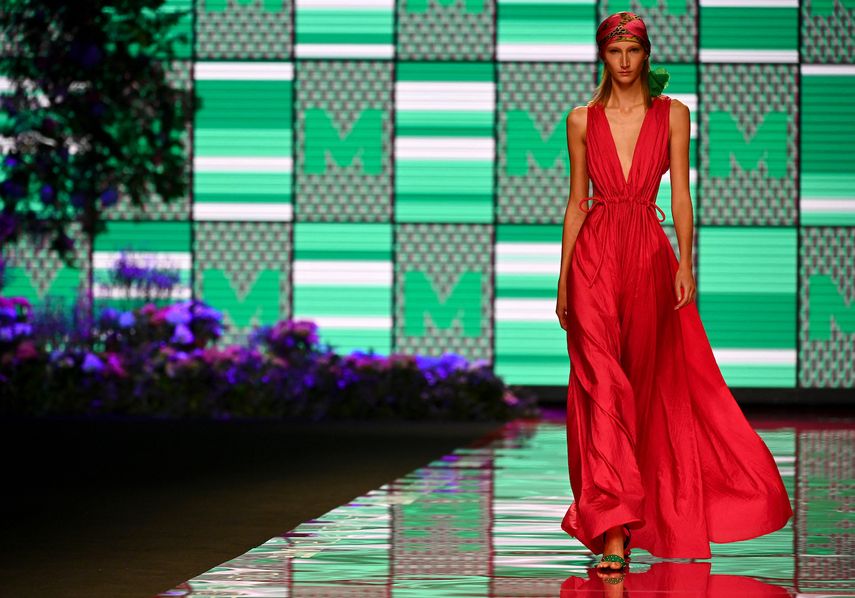 Una modelo presenta una creación de la diseñadora española Lola Casademunt de la colección Primavera / Verano 2022 de Maite durante la Mercedes Benz Fashion Week en Madrid el 17 de septiembre de 2021.