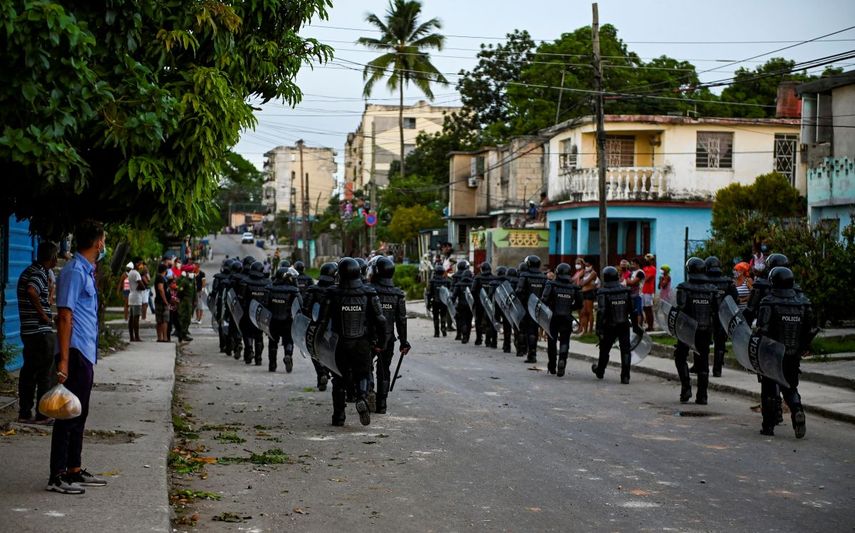 La policía antidisturbios recorre las calles tras una manifestación contra el régimen de Miguel Díaz-Canel en el municipio de Arroyo Naranjo, La Habana, el 12 de julio de 2021.