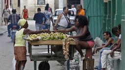 Una mujer compra productos agrícolas en una calle de La Habana, Cuba, en agosto de 2018.