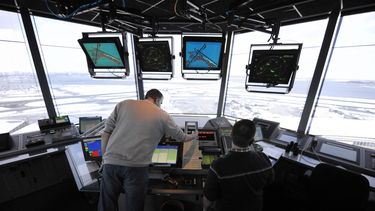 Fotografía de archivo de controladores del tráfico aéreo trabajando en la torre de control del aeropuerto LaGuardia, en Nueva&nbsp;York.