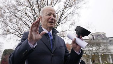El presidente Joe Biden, se retira la mascarilla para conversar con medios de comunicación.