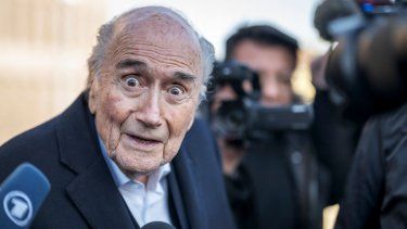El expresidente de la FIFA, Sepp Blatter, reacciona a su salida del juzgado tras el primer día de su juicio en apelación ante la Fiscalía General suiza para reabrir los procedimientos para un nuevo examen de los cargos de fraude contra los expresidentes de la UEFA y la FIFA, en Muttenz, cerca de Basilea, el 3 de marzo de 2025. El exjefe de la FIFA Sepp Blatter y el expresidente de la UEFA Michel Platini fueron absueltos por el Tribunal Federal Suizo en junio de 2022 de los cargos que incluían gestión desleal, abuso de confianza y falsificación de valores.&nbsp;