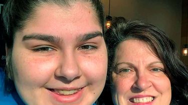 &nbsp; Esta foto de enero de 2020 muestra a Anna Mandh, izquierda, y su madre, Darlene Gildersleeve, en Concord, Nueva Hampshire. Gildersleeve es una de numerosos padres preocupados por el acceso a servicios de educaci&oacute;n especial en momentos en que las escuelas pasan a ense&ntilde;anza en la internet debido a la pandemia de coronavirus.&nbsp;