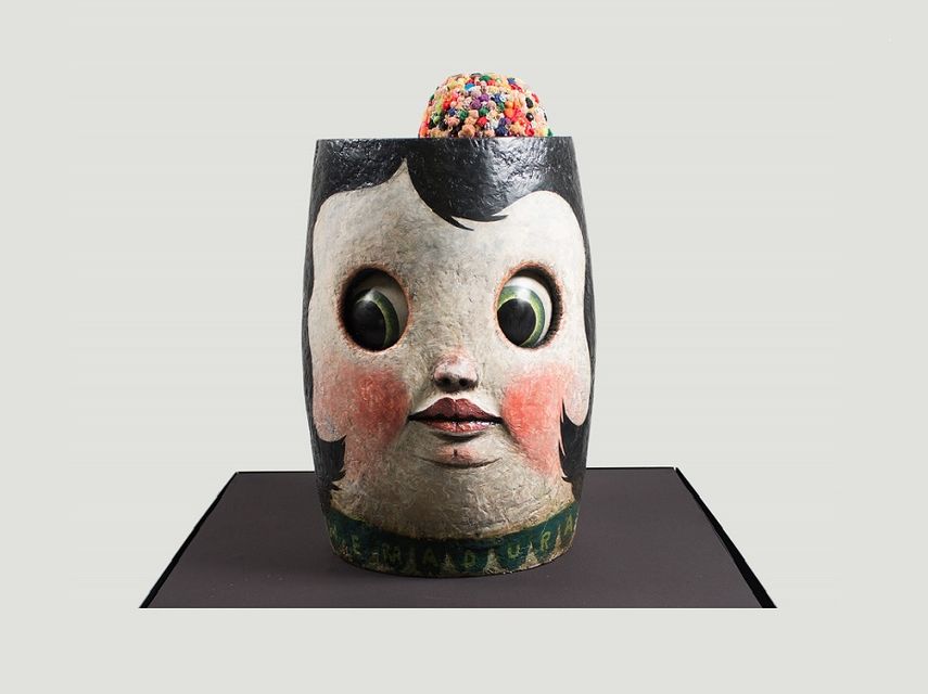 Imagen que recoge la creatividad de la artista, donde aparece una obra trabajada con técnica de papel maché, lienzo y pintura. (EFE)