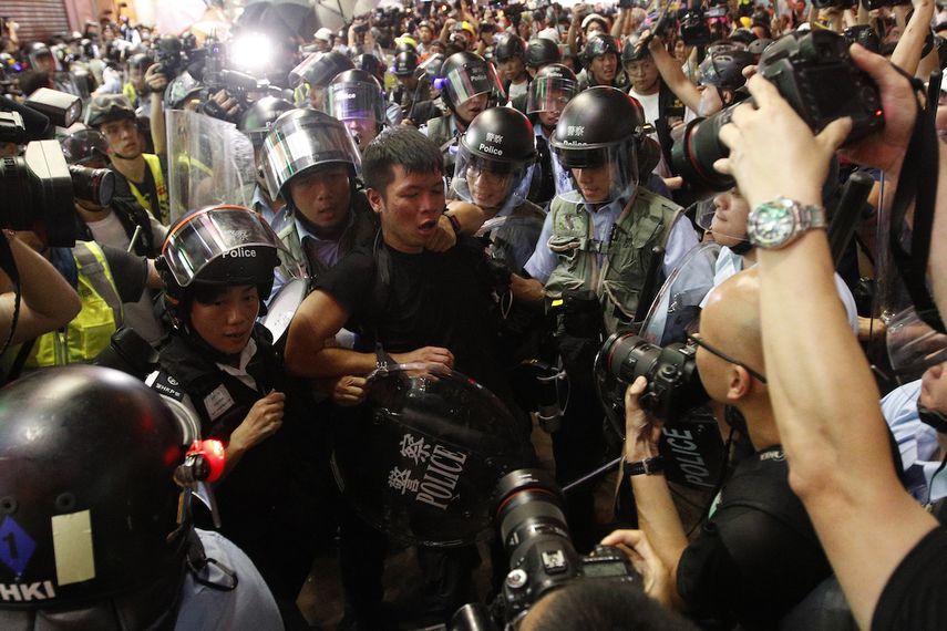 Varios policías arrestan a un manifestante en Hong Kong, el domingo 7 de julio de 2019.&nbsp;