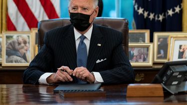 El presidente Joe Biden en la Oficina Oval de la Casa Blanca, el lunes 25 de enero de 2021, en Washington.