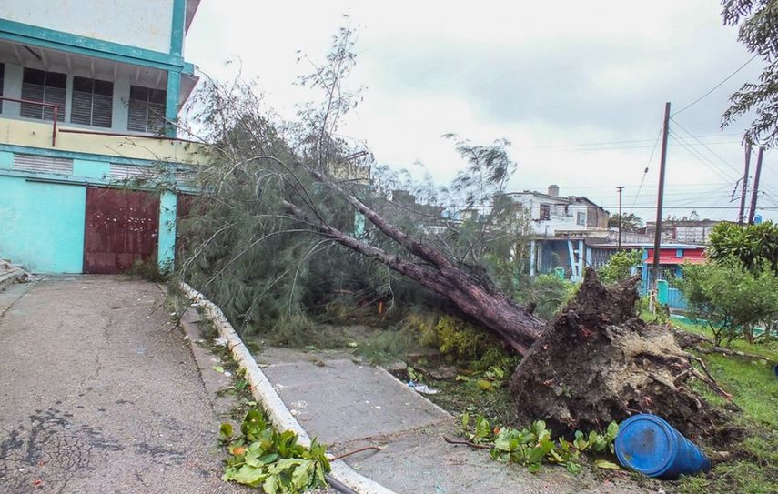 Instituciones docentes como la Micto Milián, en la central provincia de Santa Clara, están entre las&nbsp;1.700 escuelas de las enseñanzas primaria, secundaria y preuniversitaria afectadas por las lluvias y los fuertes vientos del huracán Irma.