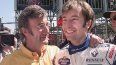 El piloto alemán Heinz-Harald Frentzen (derecha) sonríe junto al dirigente Eddie Jordan en la zona de pits en 1997.