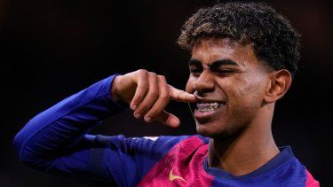 Lamine Yamal celebra tras anotar el tercer gol del Barcelona en la victoria 4-0 ante el Real Madrid en la Liga española, el sábado 26 de octubre de 2024, en Madrid.