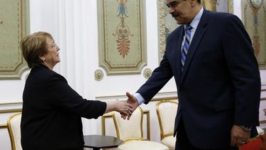 Michelle Bachelet, izquierda, alta comisionada de las Naciones Unidas para los Derechos Humanos, saluda al presidente venezolano Nicolás Maduro en el Palacio Presidencial de Miraflores, en Caracas.