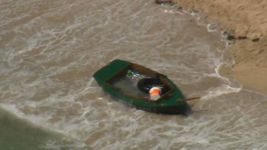 Vista de una balsa vacía en la que presumíblemente pudo pertenecer a un grupo de balseros llegados a EEUU amparados por la política de pies secos pies mojados que acaba de derogar Obama.