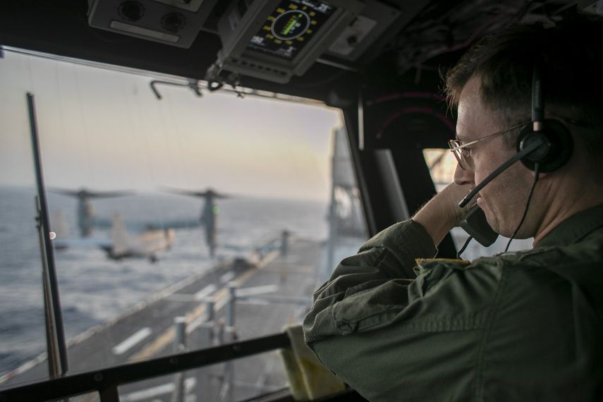 &nbsp;Un oficial naval a bordo del USS Tripoli (LHA 7) supervisa las operaciones de vuelo desde la torre de control mientras el buque de asalto anfibio navega en el mar Arábigo. Dos buques de guerra de EE.UU. lograron atravesar el estrecho de Ormuz e ingresar al golfo Pérsico este lunes, pese a un ataque coordinado con drones, misiles y pequeñas embarcaciones, atribuido a Irán.