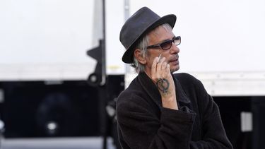 Leos Carax, director y guionista de Annette mira la alfombra roja antes de una función especial en el Hollywood Forever Cemetery, el 18 de agosto de 2021 en Los Angeles. Carax inaugurará la 19 edición del Festival Internacional de Cine de Morelia.