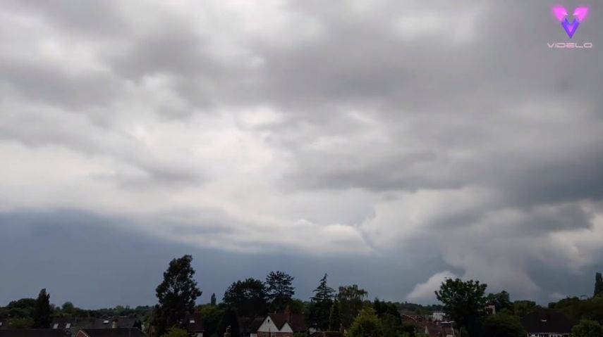 Filman en timelapse el cielo de Reino Unido durante una tormenta . MADRID, 24 jun. (EDIZIONES) Las atronadoras tormentas del pasado 16 de junio en Reino Unido animaron al meteor&oacute;logo Kerry Mason de Sutton Coldfield, Reino Unido, a mirar al cielo y grabar el espect&aacute;culo meteorol&oacute;gico que estaba teniendo lugar sobre su cabeza. SOCIEDAD VIDELO - @KERRY_MASON &nbsp;