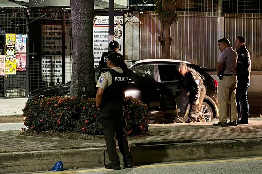 Agentes de la policía ecuatoriana trabajan en la escena del crimen donde la jueza Lady Pachar fue asesinada en Machala, Ecuador, el 11 de mayo de 2026.