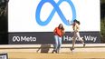 Jóvenes frente al logo de Meta, la empresa matriz de Facebook, Instagram, WhatsApp y Threads.