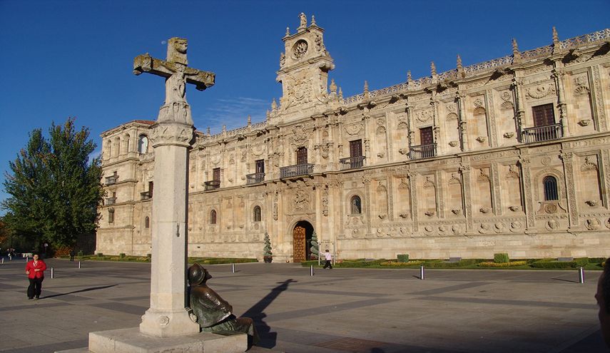 En León hay que visitar la plaza que preside el antiguo convento de San Marco.