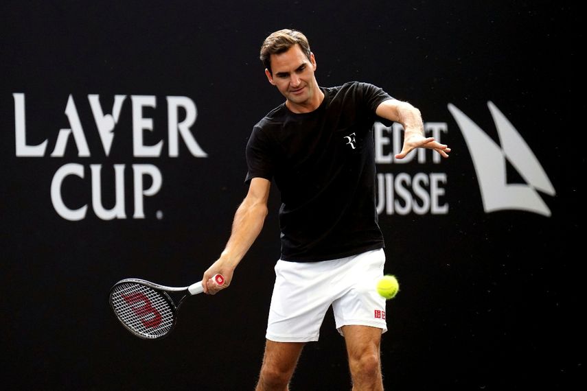 Roger Federer durante un entrenamiento previo a la Copa Laver en la O2 Arena de Londres, el miércoles 21 de septiembre de 2022.