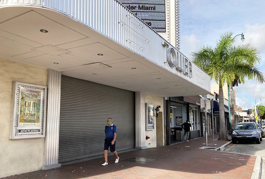 Vista parcial de la fachada del cine Tower, en Miami, cerrado por pandemia de coronavirus.