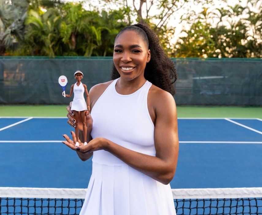Foto provista por Mattel Inc. en la que la tenista Venus Williams muestra su muñeca de Barbie. Forma parte de una colección de muñecas junto a otras ocho deportistas.