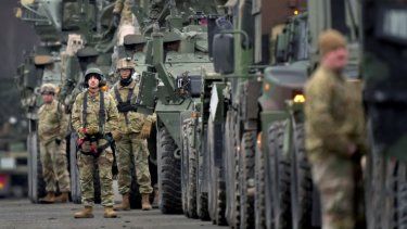 Soldados del 2do Regimiento de Caballería del Ejército de EEUU forman una fila con sus vehículos en el aeródromo militar de Vilseck, Alemania.