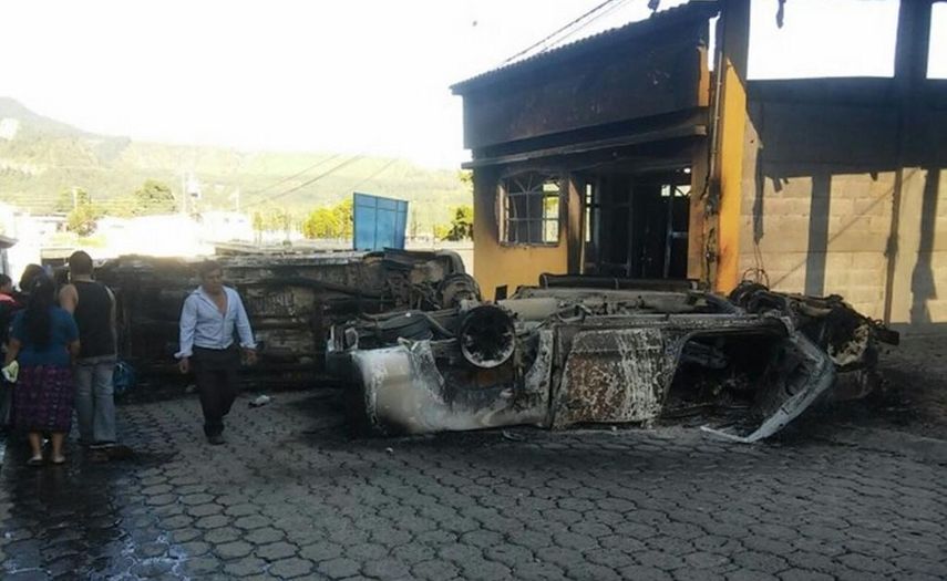 La turba enfurecida quemó dos automóviles y tres viviendas. (TWITTER/ @El_Universal_Mx)