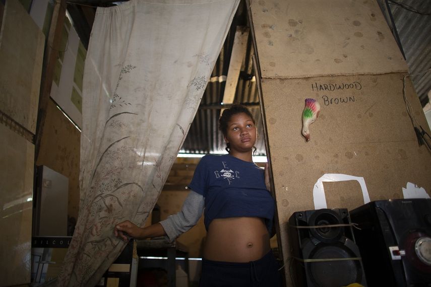 En esta imagen, tomada el 5 de agosto de 2019, Rosibeth Vargas, de 14 años y que está embarazada de siete meses, en la casa donde vive con sus padres, su hermana de 18 años y su sobrino, en Tablitas, en el vecindario de Caucaguita, a las afueras de Caracas, Venezuela.&nbsp;