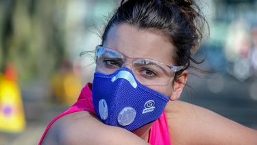 Un estudio revela importancia del uso de mascarillas para prevenir la propagación del COVID-19.